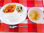鶏肉のカルカッタ風、豆サラダ、コンソメスープ、白ご飯.jpg